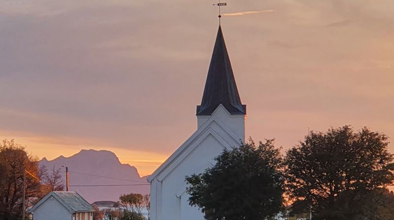 Kjerringøy kirke i kveldssol. Foto: Sør-Hålogaland bispedømme