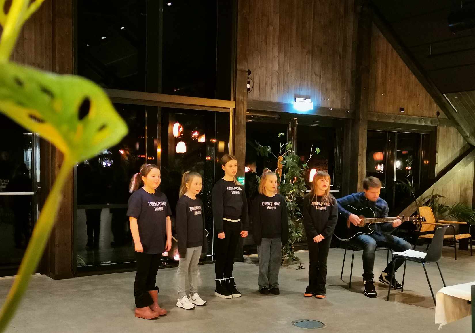 Kjerringøy Barnekor på sangoppdrag-Kvitbrygga Foto: Karoline Åseng