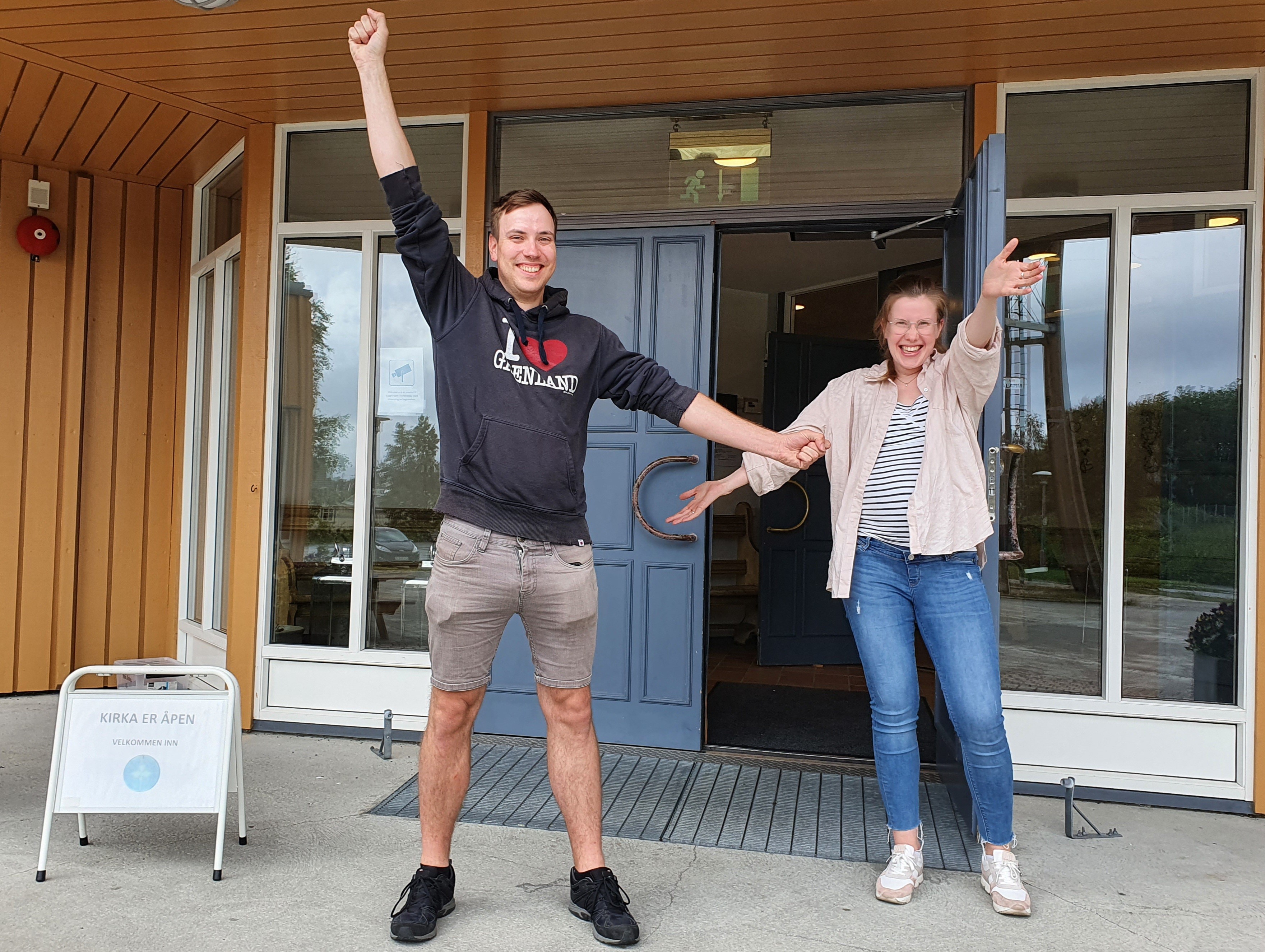 Ny medarbeider i Rønvik Ung Haakon Solbakken sammen med prestevikar Kristin Jenssen   Foto: Monica Nilsen