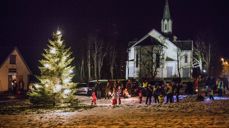 Bilde av julegrantenning ved Saltstraumen menighetshus.