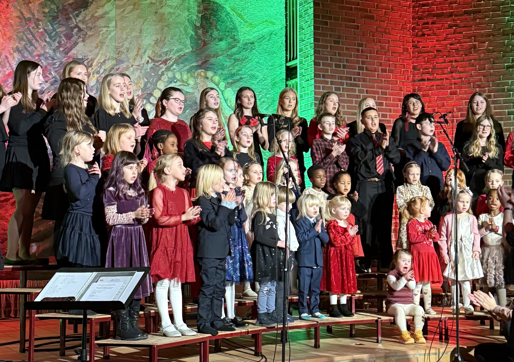Barne- og ungdomskorene i Tverlandet kirke.