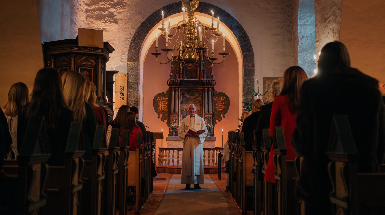 Kva skal til for at julefreden skal senke seg for deg? For mange er det når alle reiser seg for å synge «Deilig er jorden». Foto: Willy Nikkers / Den norske kirke.