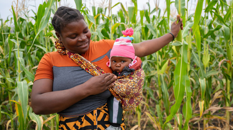 – Gjennom dette har eg fått ei inntekt, fortel Winnie Milambo, her med dottera Tendai Mwela (åtte månader). Foto: Håvard Bjelland