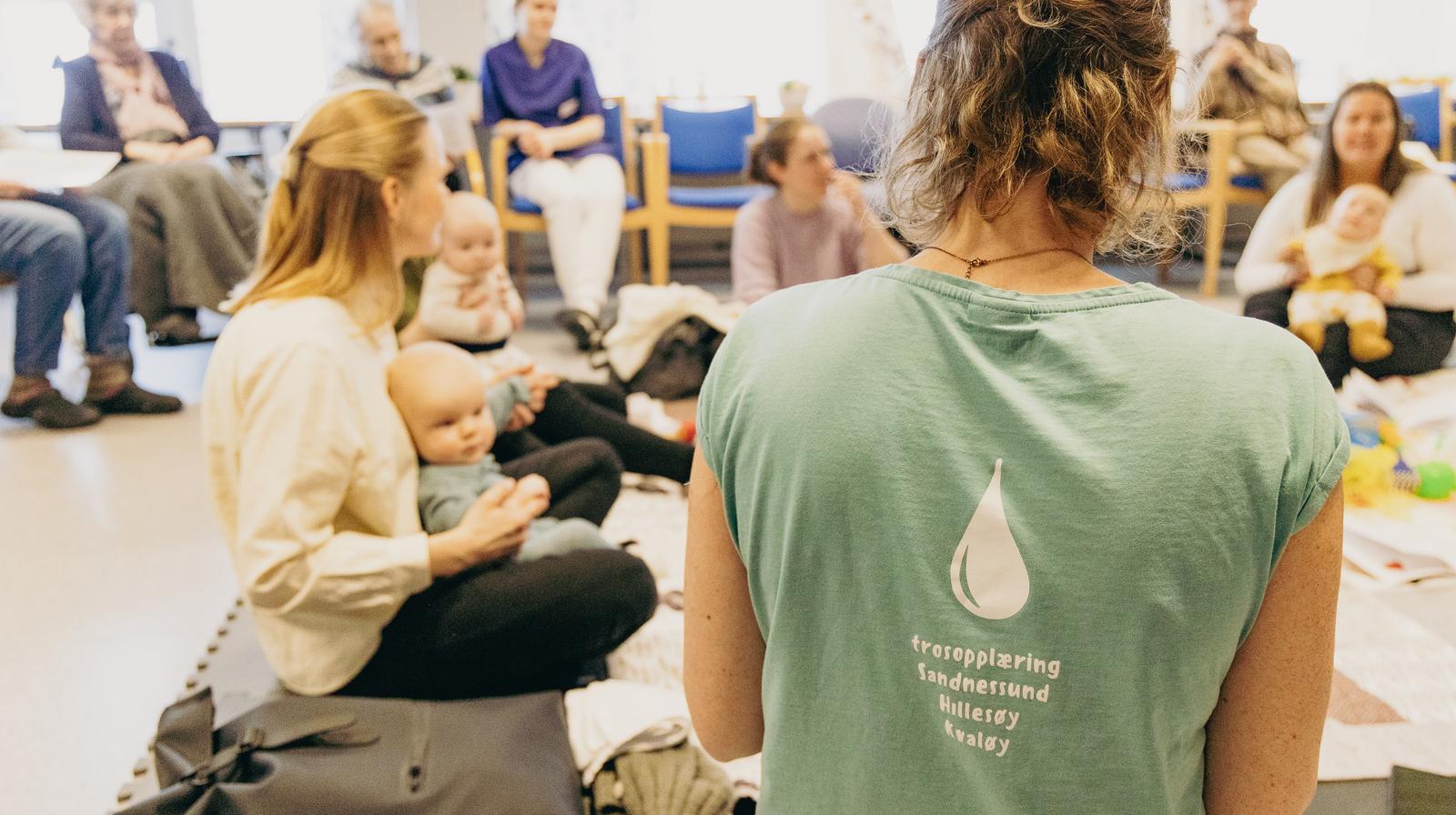 Trosopplærer leder generasjonssang på sykehjem - Foto Den norske kirke - Kirkerådet