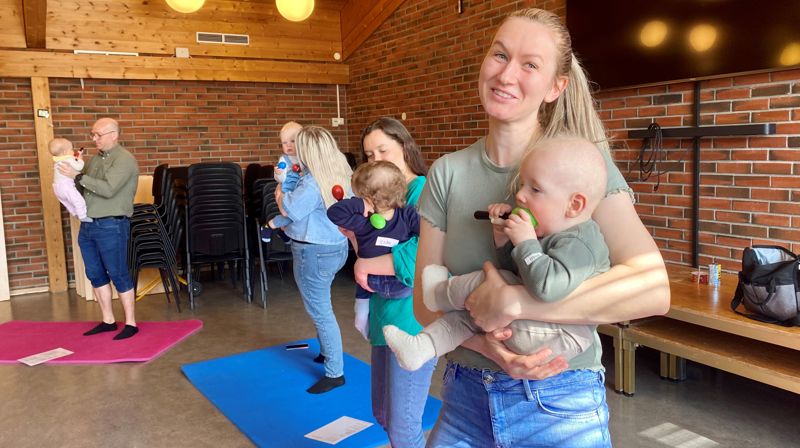 – Det sosiale er viktig, babysang er gøy for både barna og de voksne, sier Kristin Sandberg, med sønnen William. Foto: Elisabeth Helgeland Wold