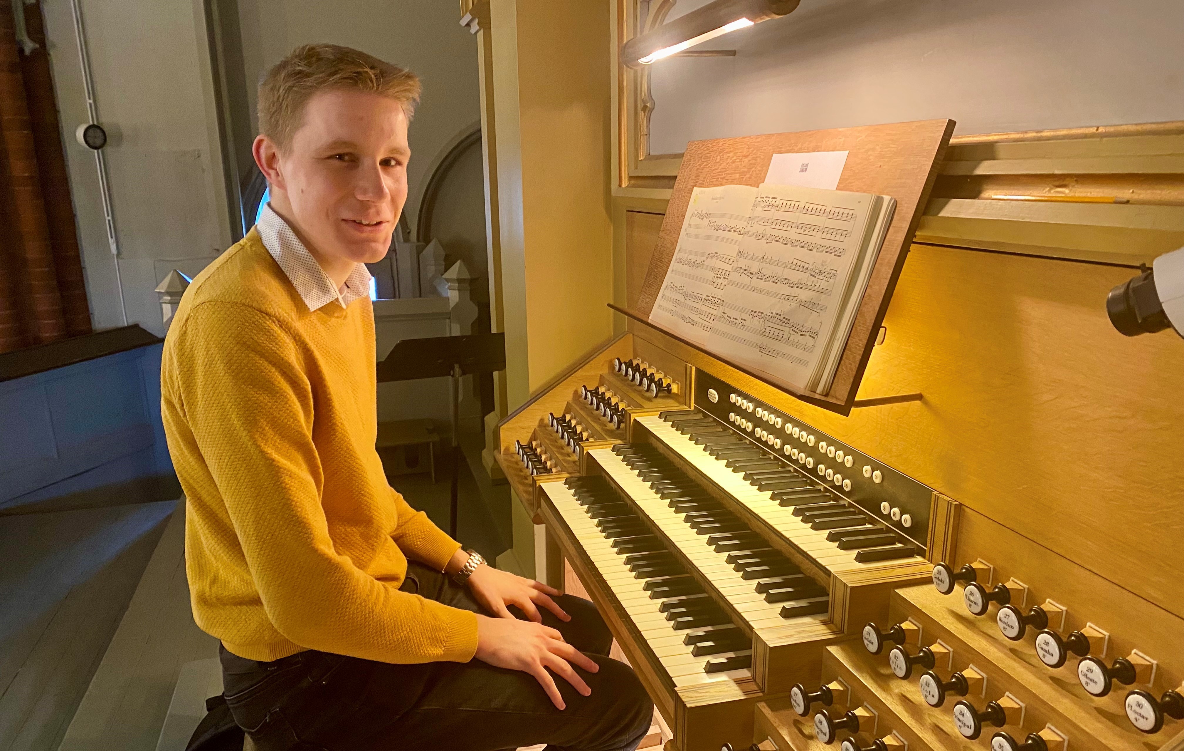 Jon Martin Høie brenner for kirkemusikken, og er selv en aktiv bidragsytere for å rekruttere nye organister. Foto: Elisabeth Helgeland Wold