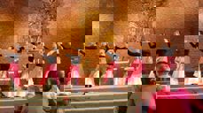 Internasjonalt fellesskap i Åssiden kirke. Drammen Filipino Dance Group i takkedans etter nattverd i en pinsegudstjeneste.