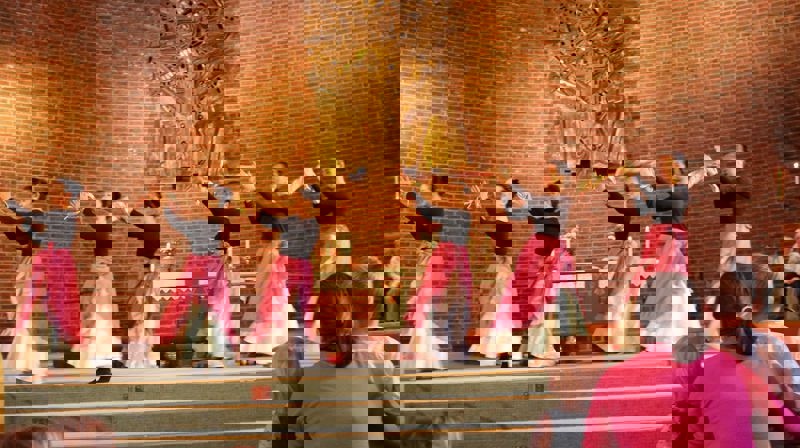 Internasjonalt fellesskap i Åssiden kirke. Drammen Filipino Dance Group i takkedans etter nattverd i en pinsegudstjeneste.