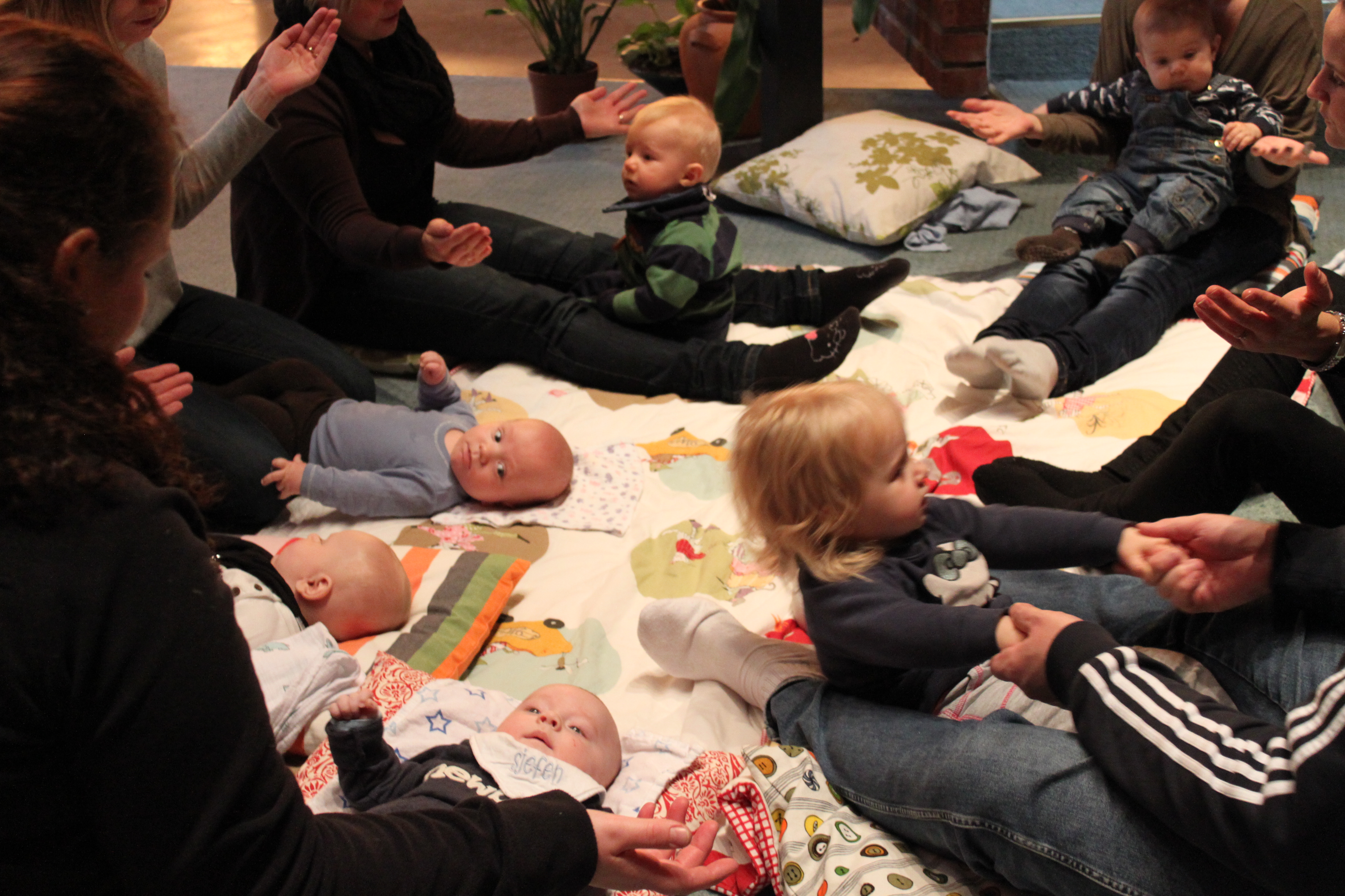 De aller minste har også glede av sang og musikk.