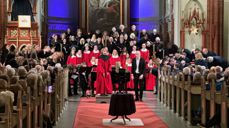 Kantorene Jørn og Beate sammen med korene på Adventsfestivalens åpningskonsert 2024