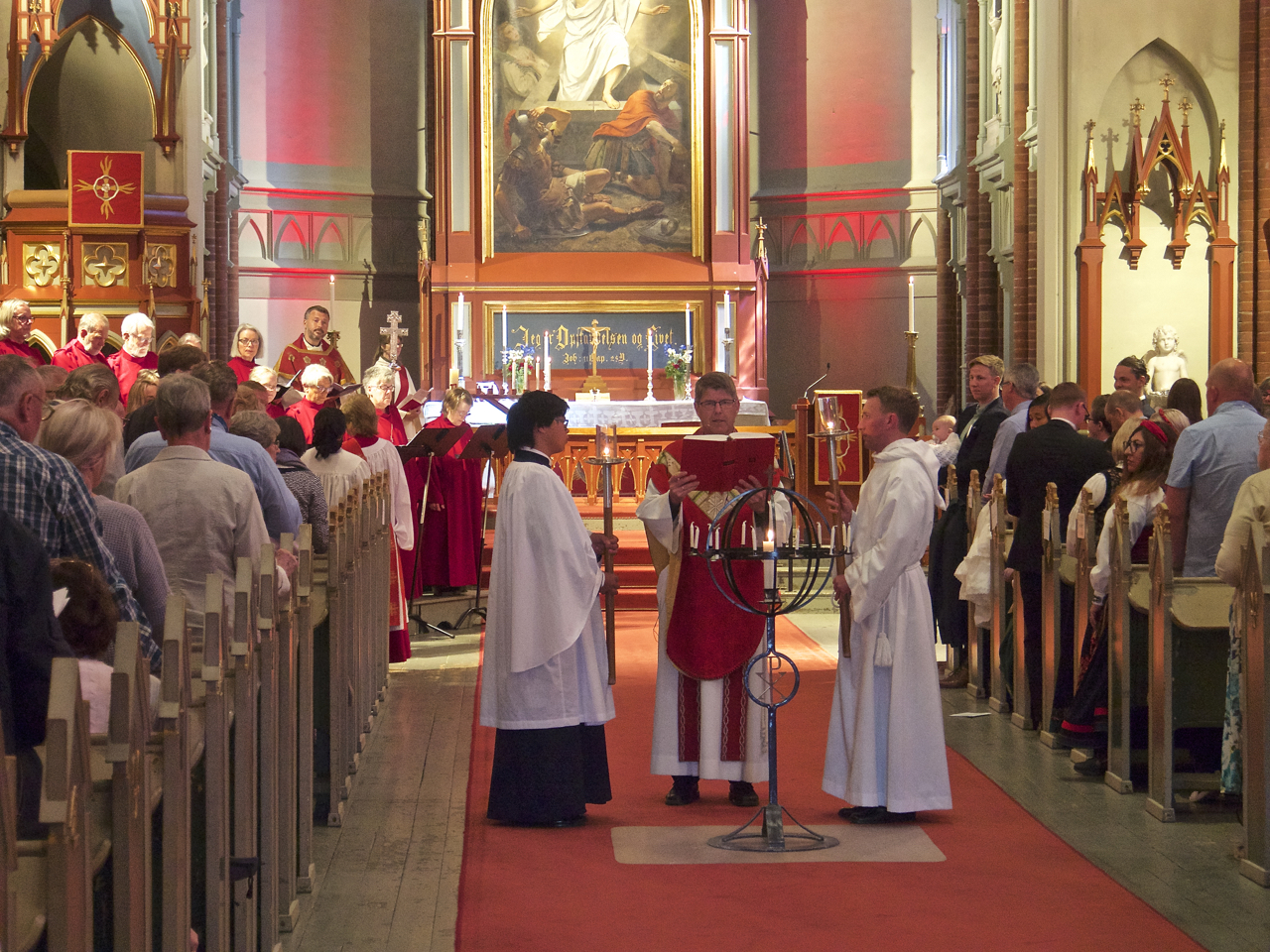 Evangelielesning i høytidsmessen pinsedag 2018. Foto: Bent A. Møller