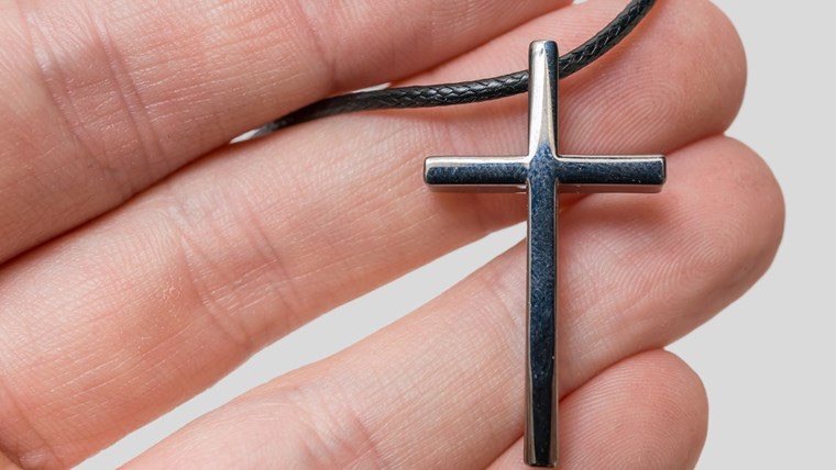 Hånd som holder kors
