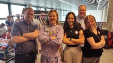 Ryan Kellems, Sofie Daae Kversøy og Blake Hansen sammen med to batchelorstudenter