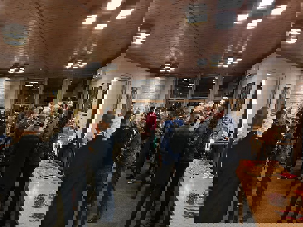 Gjestene mingler i peisestua