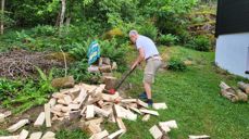 Egil og Ivar sjauer med veden