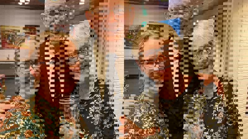 Ingeborg og Egil fra JA-priskomiteen sammen med den glade prisvinneren