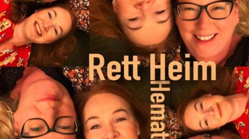 Åpning med bløtkakefeiring: Halldis Kirkeng og Linda Sønsteby med band