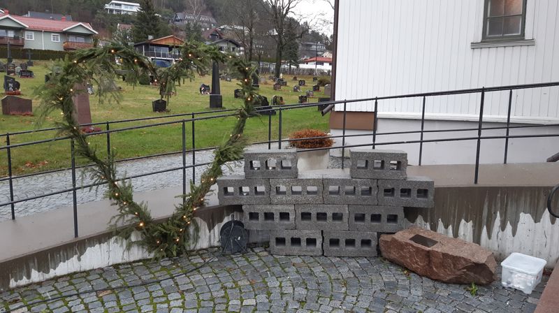 Hjerte og mulighet for lystenning utafor kirka. Foto: Andreas Aspeland Svalheim