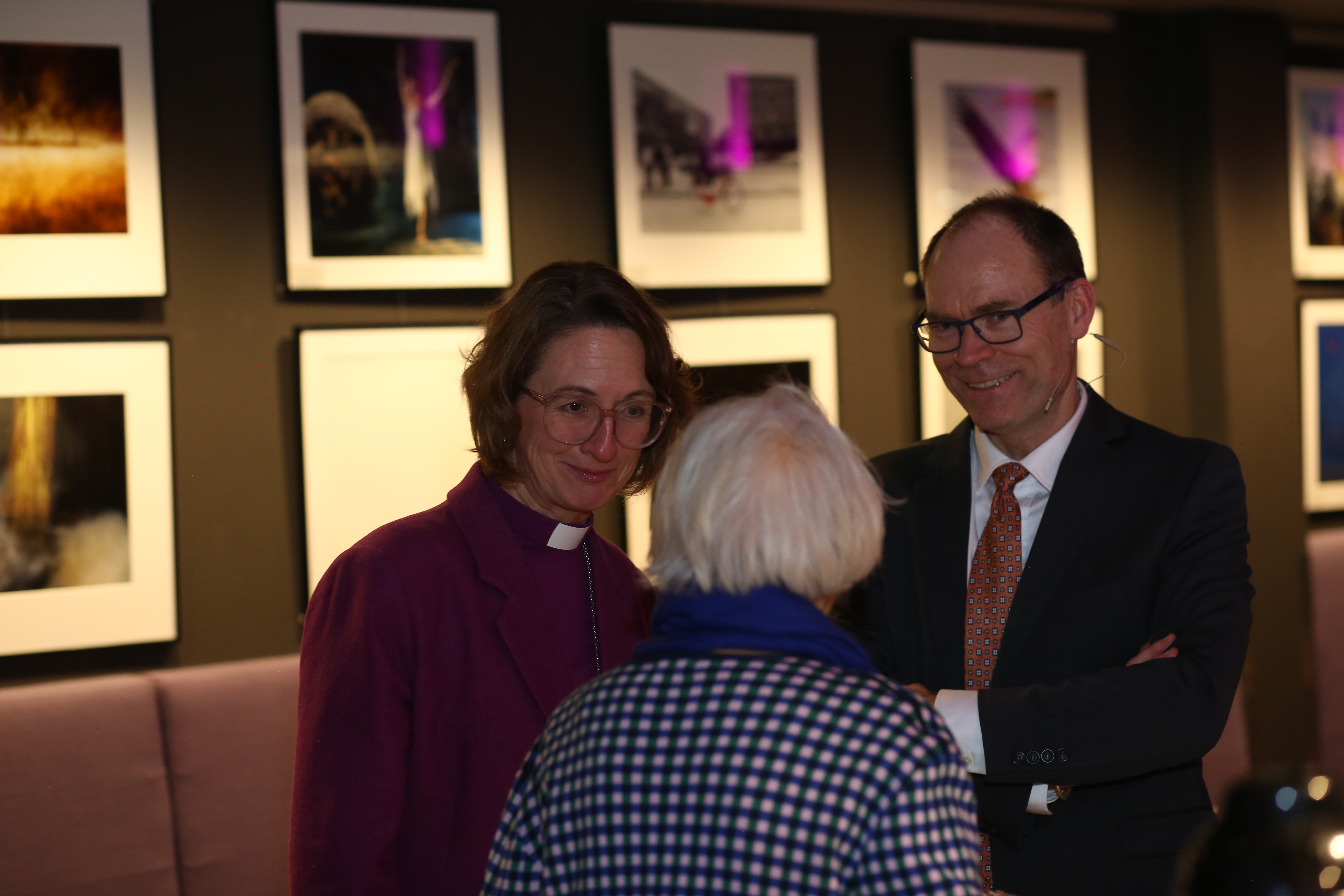 Biskop Kari og kirkeverge Per Ørjan i hyggelig samtale med en person fra menigheten under høstfesten.