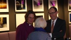 Biskop Kari og kirkeverge Per Ørjan i hyggelig samtale med en person fra menigheten under høstfesten.