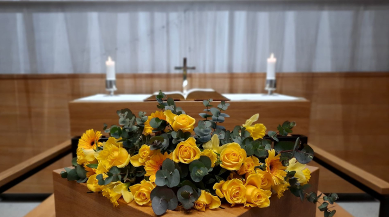 Gule påskeroser pryder Smia kapell