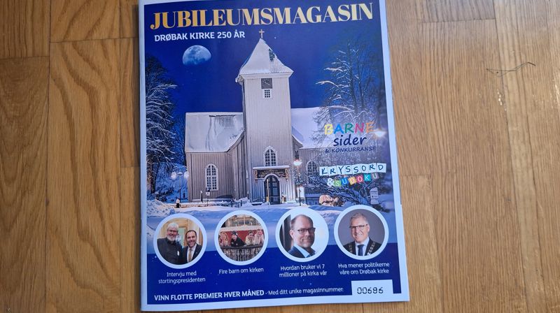 Fosrsiden på magasinet med Drøbak kirke en klar vinterdag som hovedbilde.