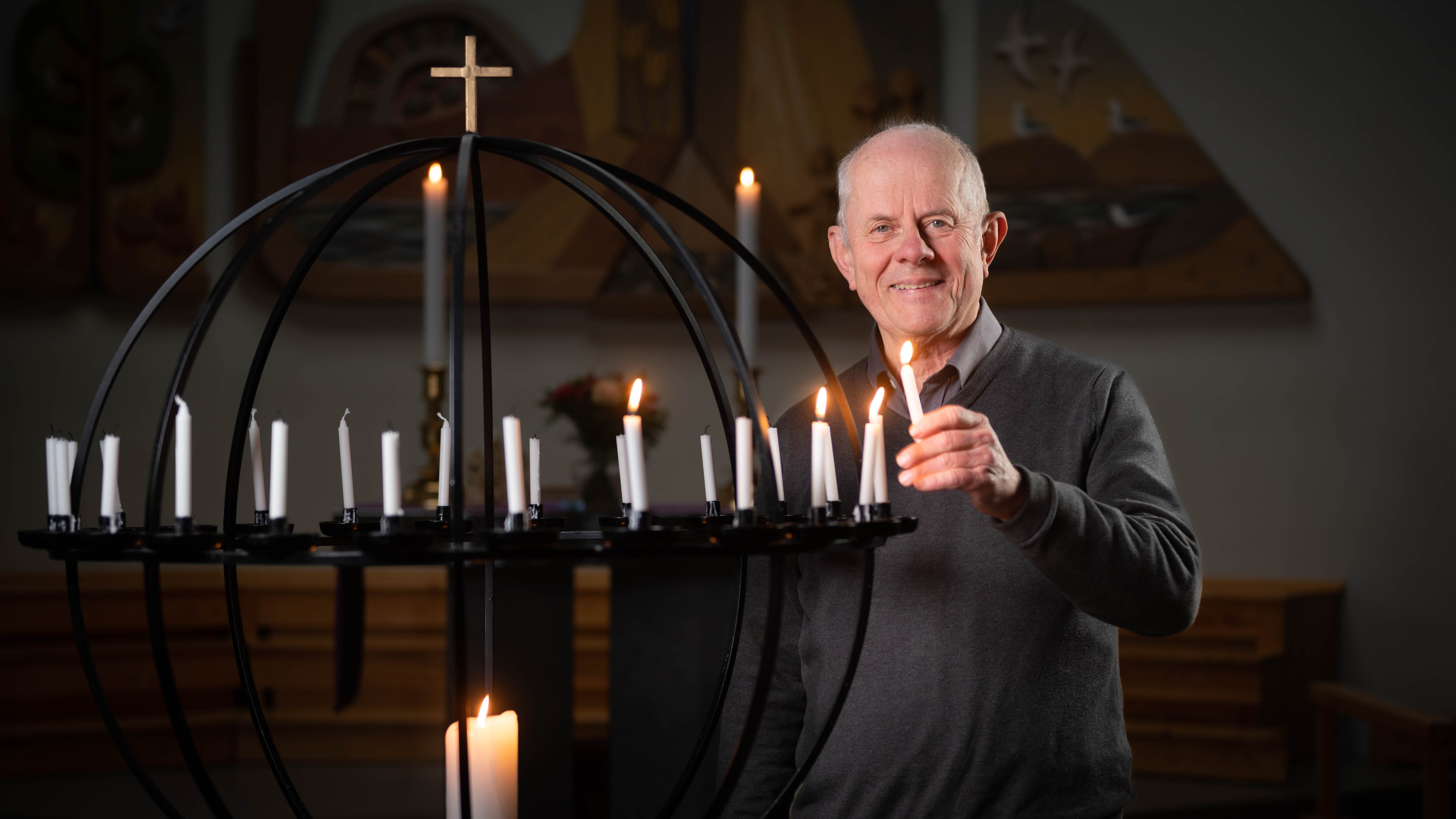 For supervikaren Reidar Bjaanes (71) er det viktig å formidle fredens lys inn i folks liv uansett om man er gammel eller ung. Foto Ivar Barane