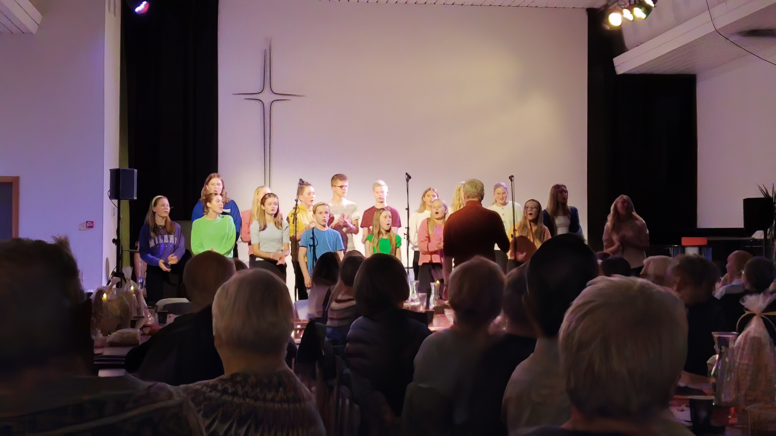 Stinn brakke da julemessen på Misjonshuset ble arrangert for 50. gang.  Vårs ungdomskor deltok med flott sang.  Foto Sarah B Pessôa