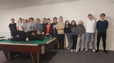 Ungdomsgjengen som er samlet til Ungdommens fredagskveld på Hellvik bedehus. Foto Kenneth Pedersen