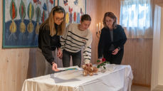 Lina Omdal og Otilie Dyrsand fikk være med Selma Puntervoll når hun viste hva man gjør når man skal ha syning i bårerommet. Foto: Ivar Barane