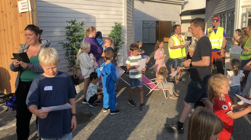 Godt vær og god stemning på Eigerøy. Her deles det ut diplom til rennebildeltakerne eller løpet.