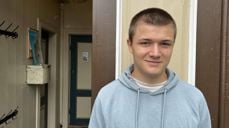 Elias Wood Hegdal har sommerjobb som omviser i Egersund kirke. Foto: Stine Wium Jakobsen