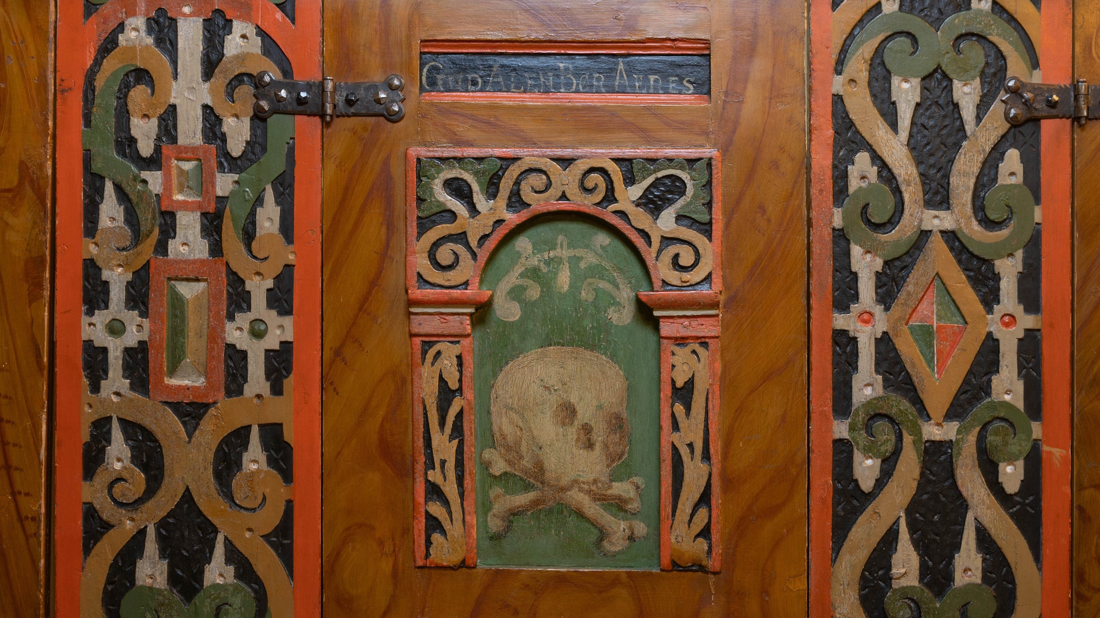 De fremste stoldørene mot alteret i Egersund kirke er utsmykket med navn til de som før i tiden hadde sine egne plasser i kirken. Foto: Ivar Barane