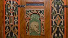 De fremste stoldørene mot alteret i Egersund kirke er utsmykket med navn til de som før i tiden hadde sine egne plasser i kirken. Foto: Ivar Barane