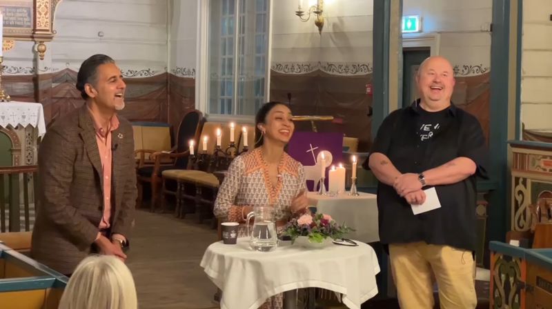 Lattermildt: Det kommer mye varme- og godt fellesskap av å dele følelser og erfaringer mener Abid Raja og Nadia Ansar som gjestet Egersund kirke i samtale med Arnt Olav Klippenberg lørdag. Foto: Ivar Barane
