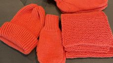 I flere år har vi strikket for et varmere samfunn. Også i år skal pinnene gå varmt til inntekt for lokalbefolkningen i Eigersund. Strikk det du vil, med de fargene du har eller ønsker å strikke i. Foto: Inger-Turid Wium Jakobsen