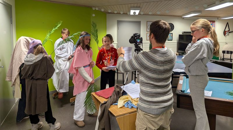 Under «gudstjenesteverkstedet» bidro noen av barna med å lage film til gudstjenesten dagen etter.