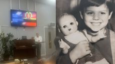 Christiane Krahner holder foredrag i Eigerøy arbeidskirke om oppveksten sin i Øst-Tyskland. Til høyre ser vi henne som 5-åring i hjembygda Schlotheim.