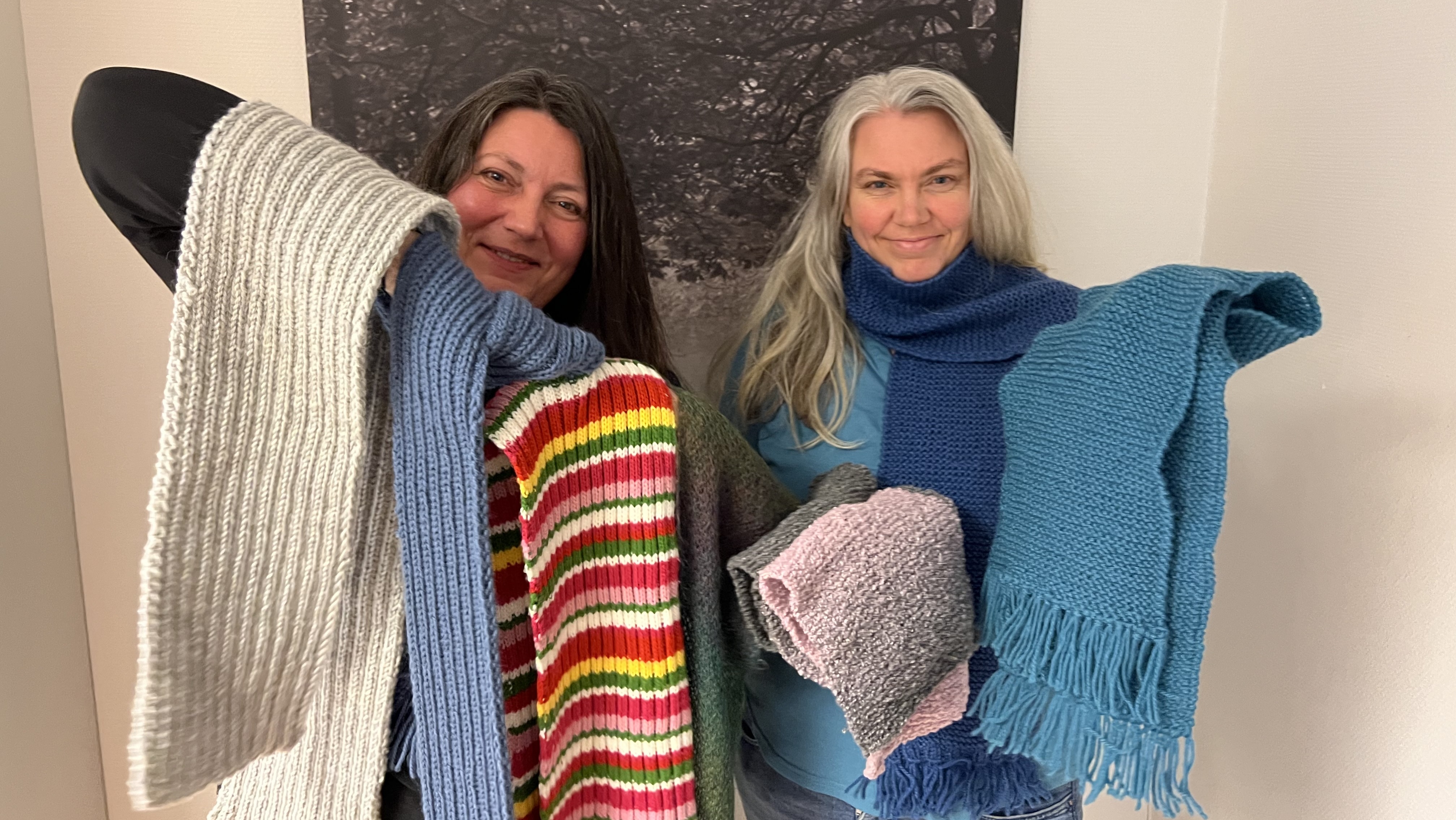 Flittige hender fra Moi har strikket skjerf som vi får gi videre til noen som trenger en gave å gi til jul. Det er med stor takknemlighet vi mottar- og få gi videre dette ved kirkekontoret! 