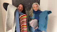 Flittige hender fra Moi har strikket skjerf som vi får gi videre til noen som trenger en gave å gi til jul. Det er med stor takknemlighet vi mottar- og få gi videre dette ved kirkekontoret!