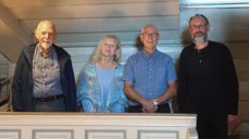 På øverste galleri under gudstjenesten i kirken, kan man høre god klang og ekstra sangkrefter. Her ser vi Per Arne Sandvold, Helene T. Norum, Børre Berge og organist Oleh Vasylkov.