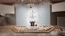 Flisene er revet bort, alteret flyttet og ny ramme for alterparti bygget.