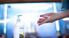 Håndsprit og avstand er de viktigste smitteverntiltakene. Foto: Bo Mathisen/Kirkerådet