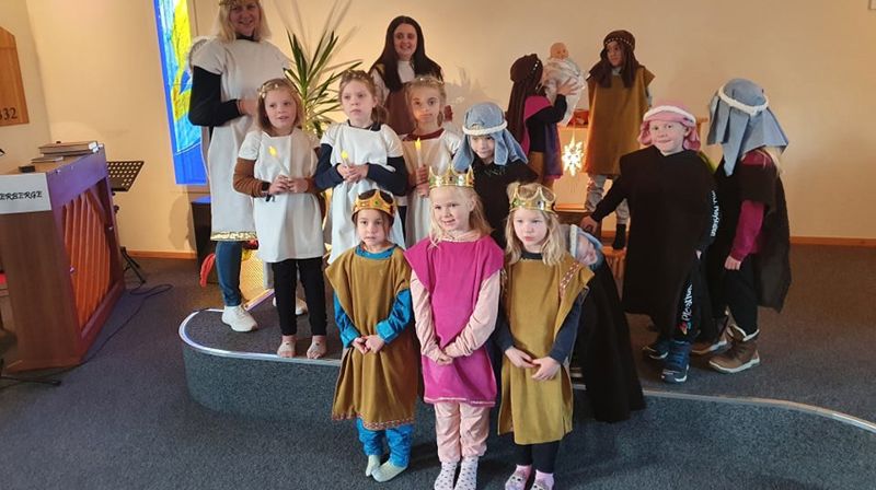 Julevandring i Hellvik bedehus med 1. klasse på Hellvik skole.