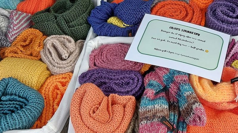 Skjerf-aksjon: Fantastisk innsats av frivillige strikkere høsten 2021.