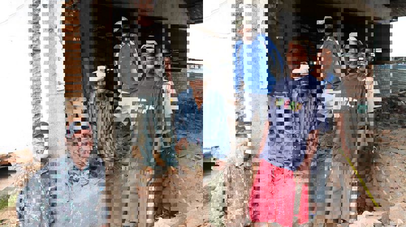 Bygging av melkestall i 2014. Foto: Jordbruksskolens venner/Rolf Moi