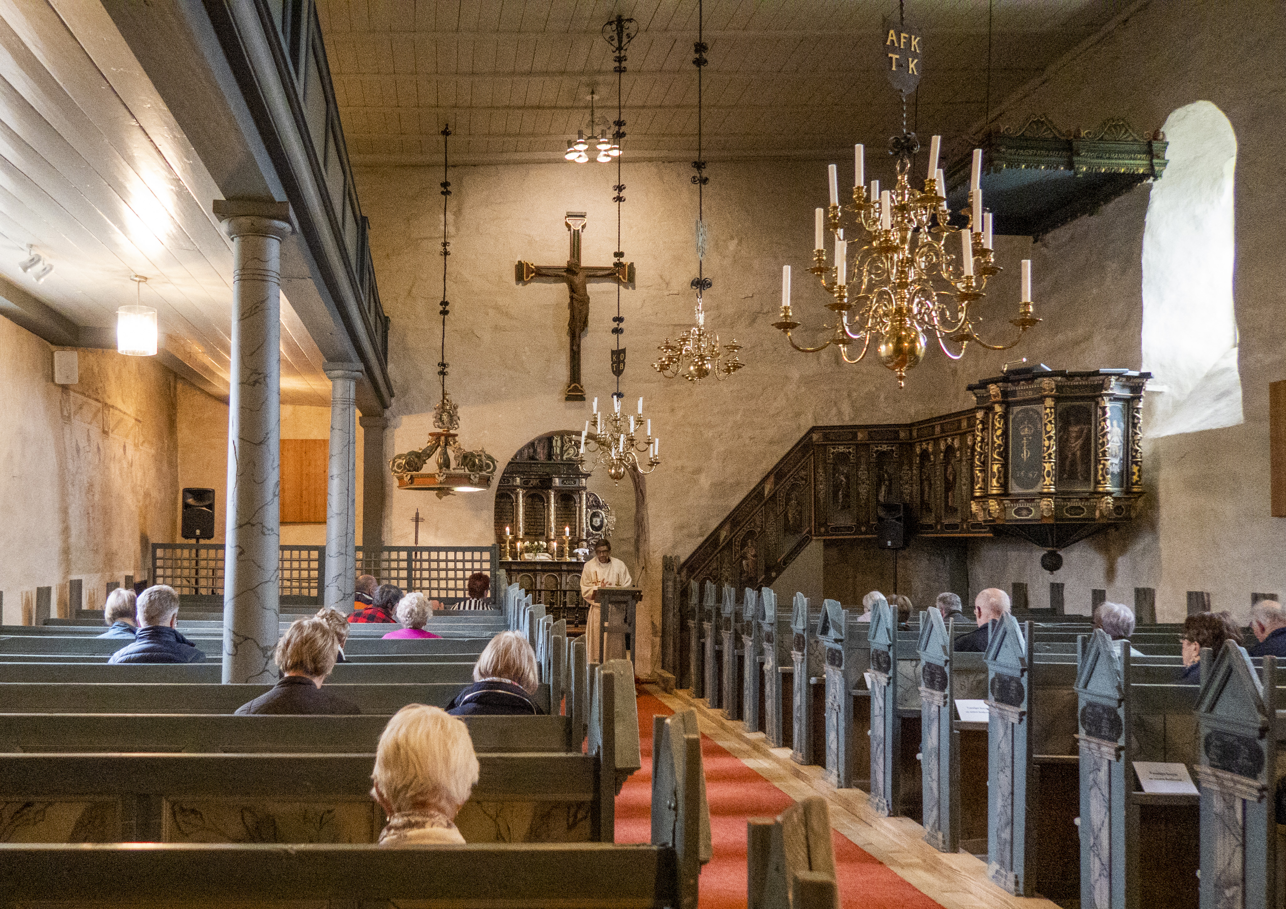 A photo of the nave and aisle in Enebakk Church 
