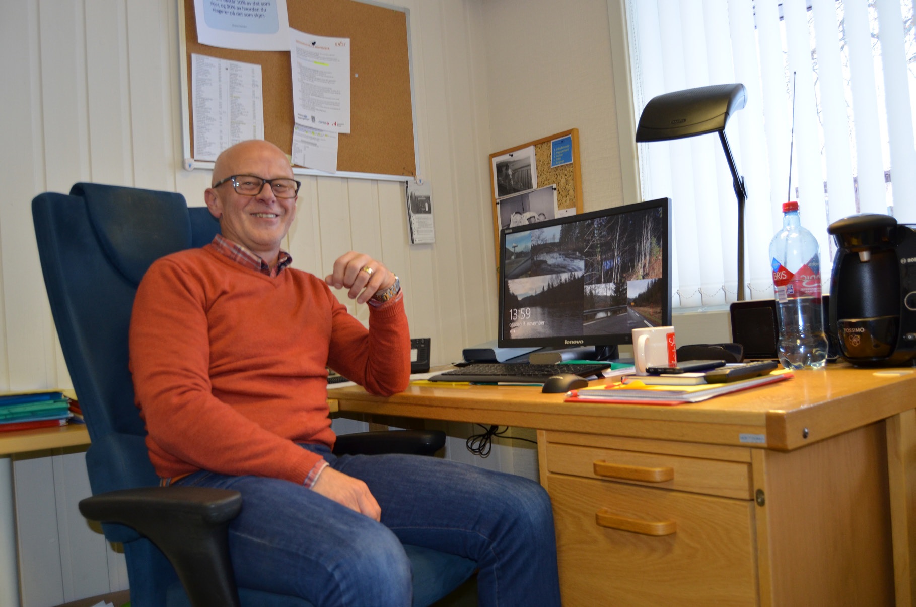 ”Idèbank-sjef” Per Einar Tveit sprudlar gladvær på kontoret som næringskoordinator i Etnedal kommune. Han ynskjer alle innom kontoret med små og større idear til aktivitet i bygda.