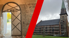 Våpenhuset i Nøtterøy kirke (t.v.). Stillaser rundt Tjøme kirke (t.h.)