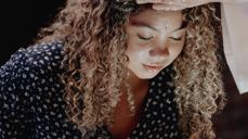 Bilete av vaksen jente som vart døypt